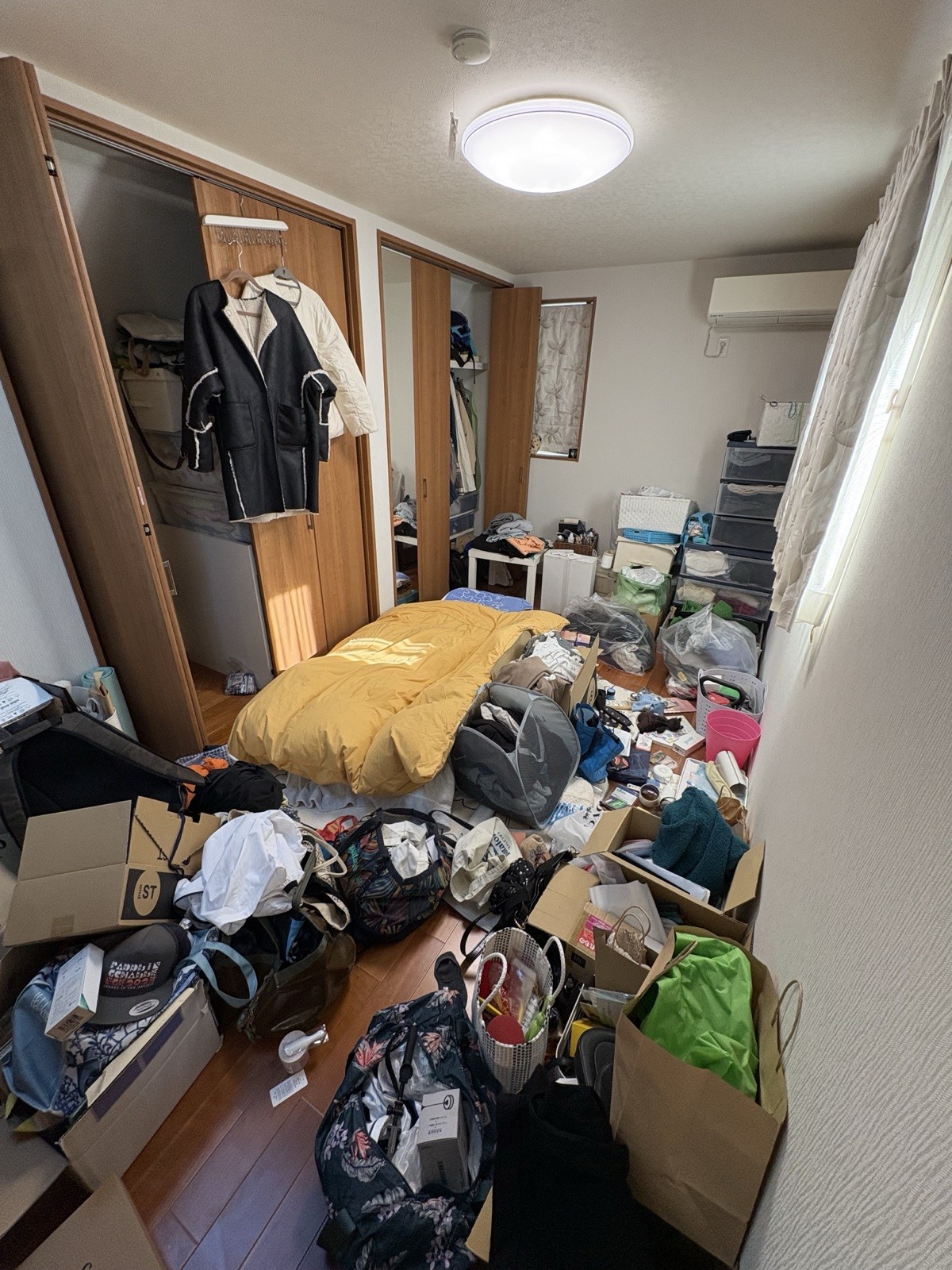 片づけ前の洋室の写真