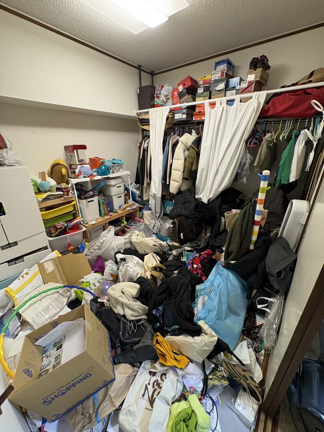 片づけ前の洋室の写真